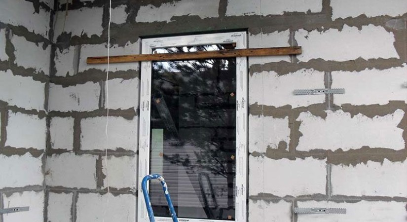 Установка окна в доме из газобетона