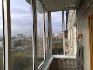 На фото - холодное остекление балкона с помощью алюминиевых систем, balcony-okna.ru