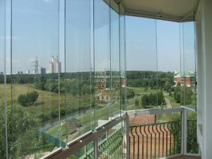 На фото - безрамное остекление балкона с пластиковыми профилями, lok48.ru