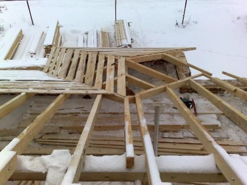 Четырехскатная крыша балкона