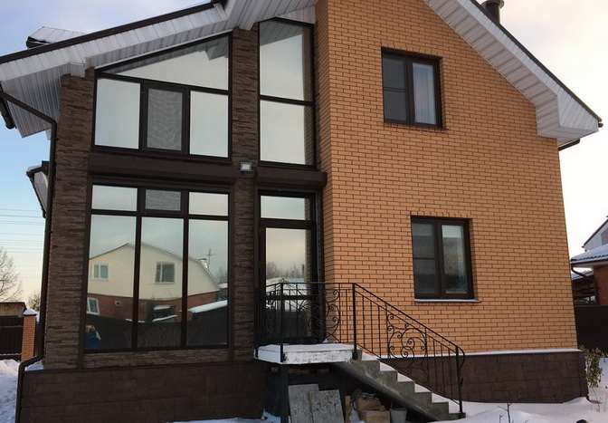 загородный дом с тонированными окнами
